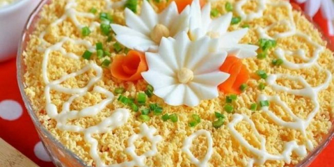 Křehký salát s kuřecím masem: 7 klasických receptů